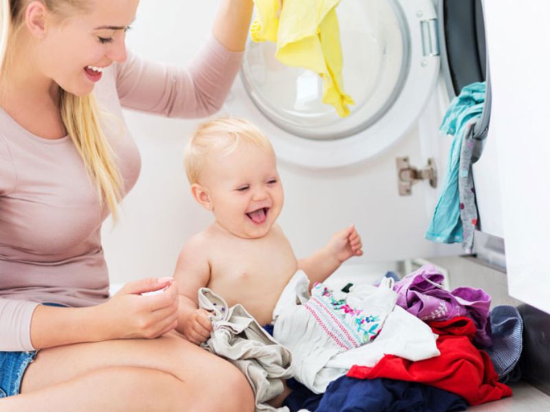 Có nên dùng nước giặt riêng cho bé? Nước giặt nào an toàn và tốt?